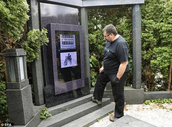 世界首个电子墓碑建成 可显示照片和视频